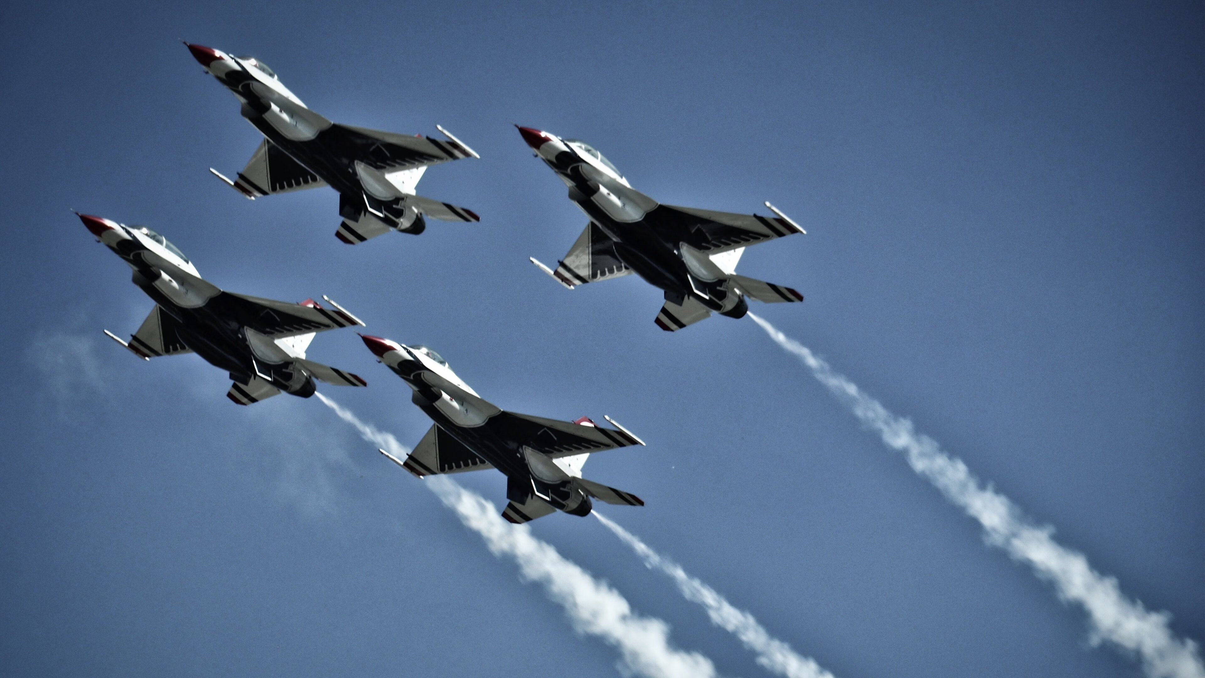 卢卡库防守端锁死对手,英格兰力克乌拉圭夺关键胜利